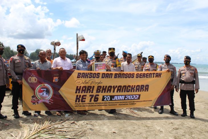 Polres Aceh Jaya salurkan bantuan sosial untuk nelayan dan masyarakat