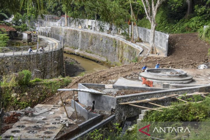 Penataan kawasan kumuh di sungai Cileuer 