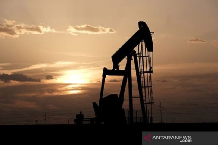 Harga minyak jatuh sekitar 3 persen