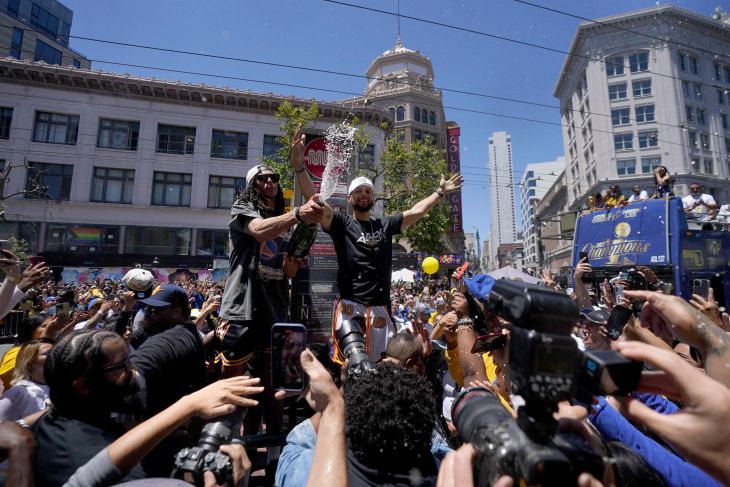 Golden State Warriors rayakan sukses juara NBA 2022 dengan parade, sampanye, dan es krim