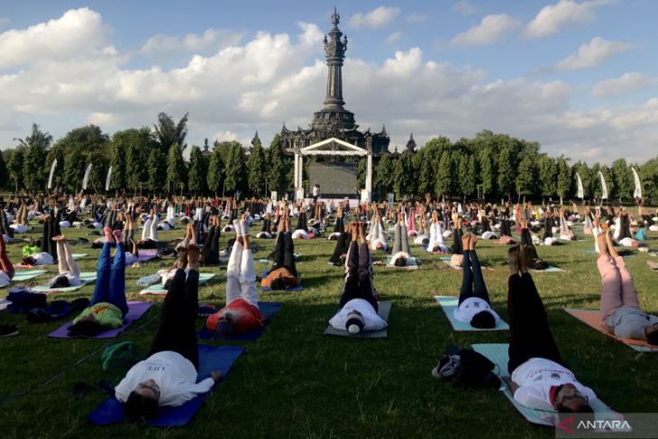 Hari Yoga Internasional dirayakan di  Denpasar diikuti hampir 1.000 orang