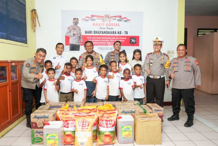 Polda Malut salurkan 3.000 paket bansos sambut Hari Bhayangkara