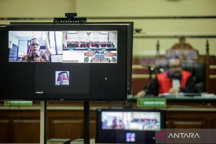 Sidang Perdana Mantan Hakim Itong Isnaeni 