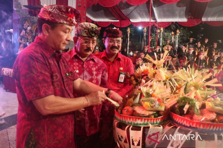 Ritual Otonan tandai HUT ke-382 Kota Amlapura-Bali