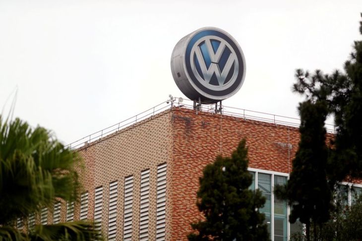 Volkswagen pangkas jam kerja dan upah karena kekurangan suku cadang