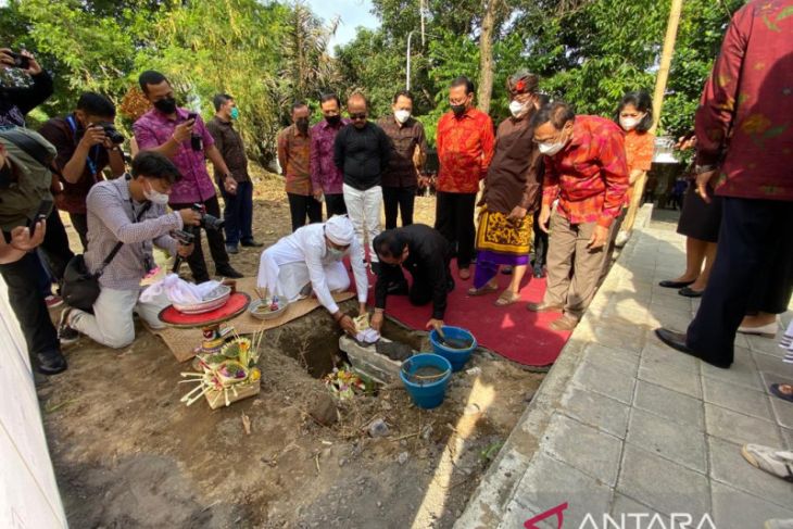 Wagub letakkan batu pertama dapur tradisional Paon Bali