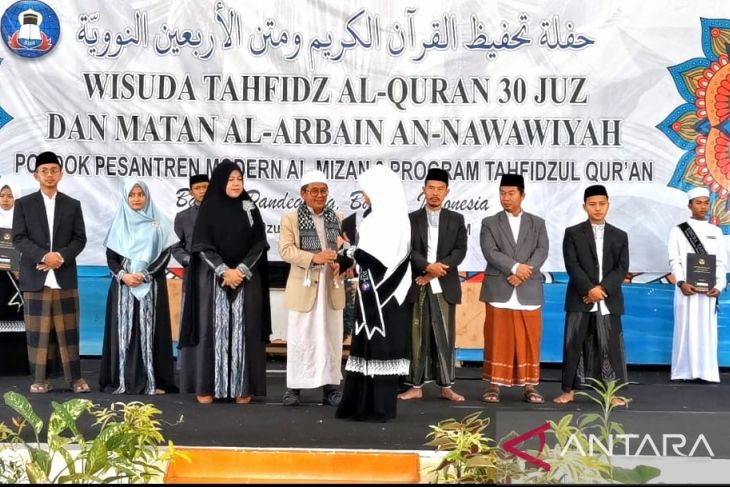 Gelar wisuda Tahfidz Al-qur'an, Ponpes Al-Mizan Pandeglang komitmen cetak generasi cinta Al-Qur'an