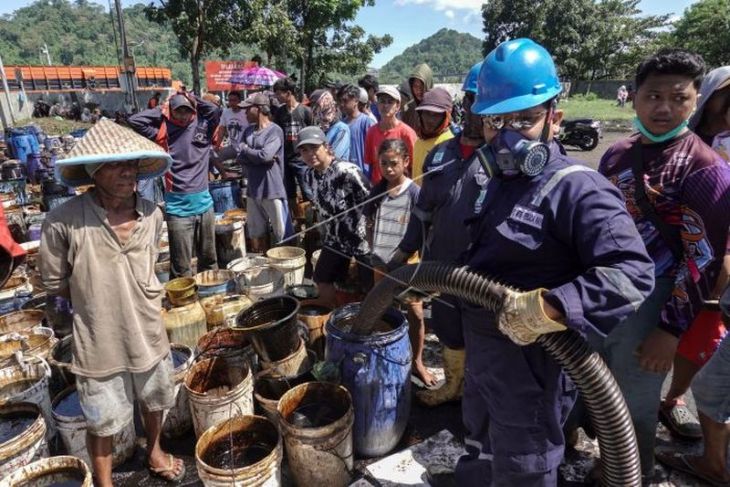 Warga kumpulkan tumpahan minyak mentah di Cilacap