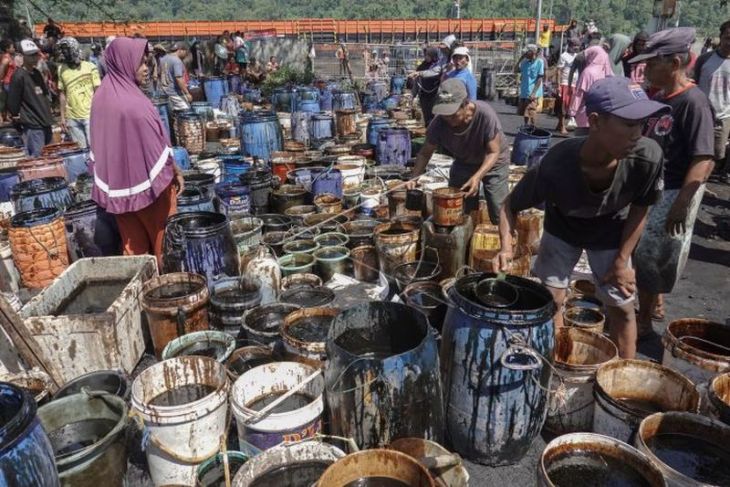 Warga kumpulkan tumpahan minyak mentah di Cilacap