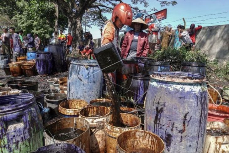 Warga kumpulkan tumpahan minyak mentah di Cilacap