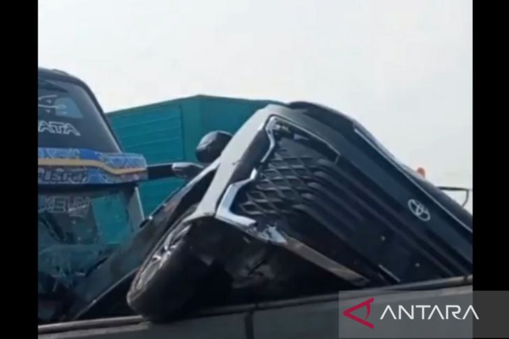 Kecelakaan beruntun lima kendaraan terjadi di jalan Tol Jakarta-Cikampek
