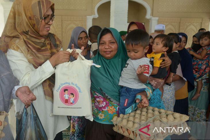 Penyaluran bansos untuk keluarga stunting di Aceh Besar