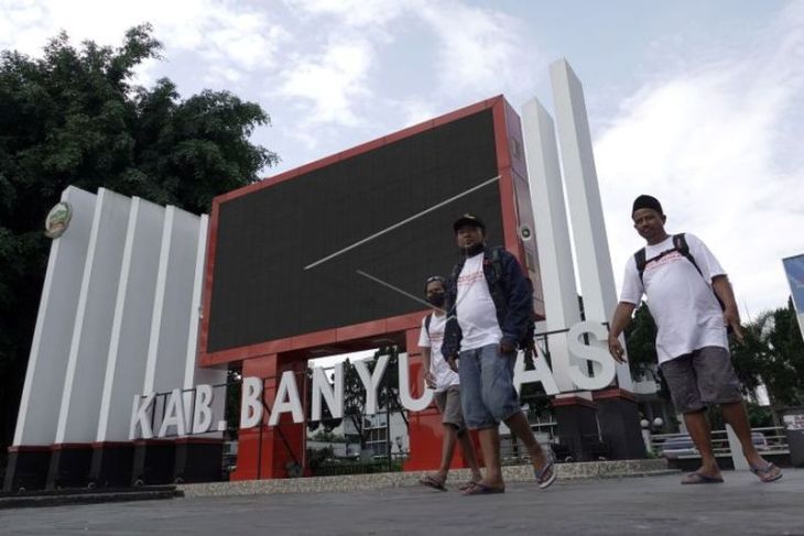 Aksi jalan kaki warga korban erupsi Gunung Semeru