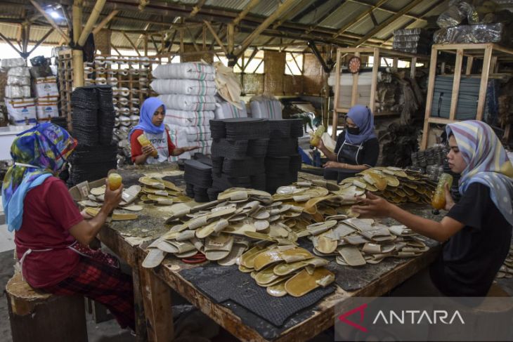 Realisasi penyaluran kredit usaha rakyat (KUR)