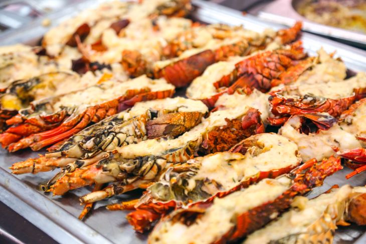 Menikmati beragam hidangan serba lobster