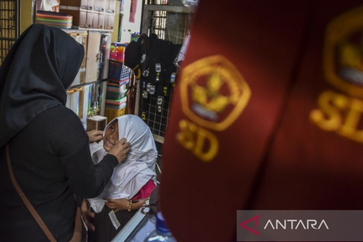 Berburu seragam sekolah 