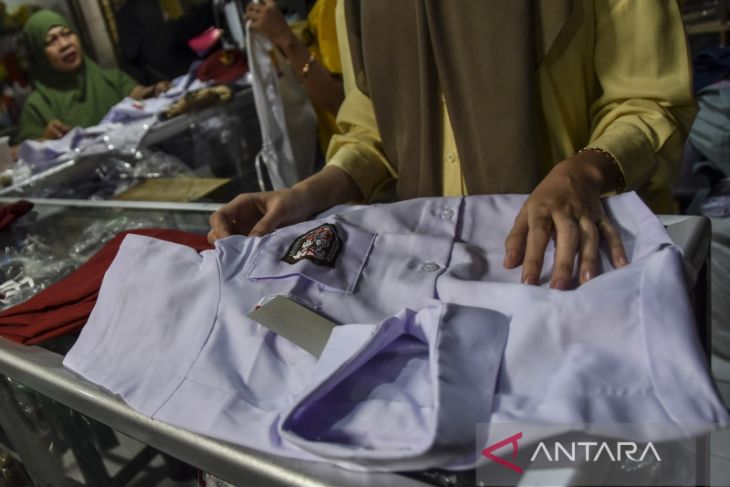 Berburu seragam sekolah 