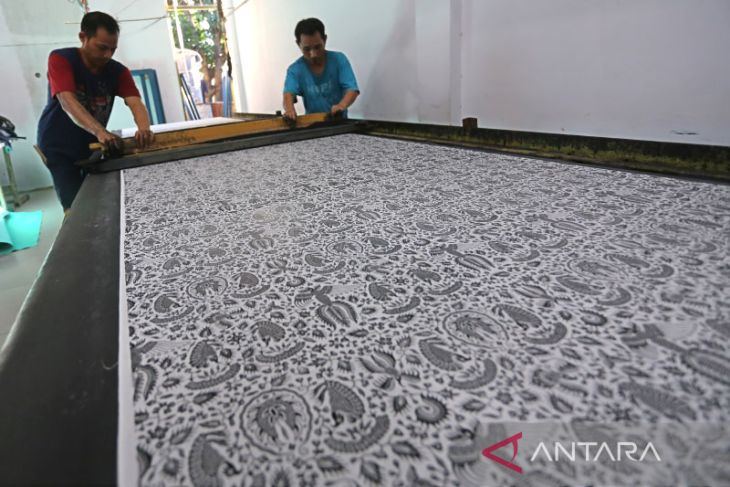 Produksi batik seragam sekolah 