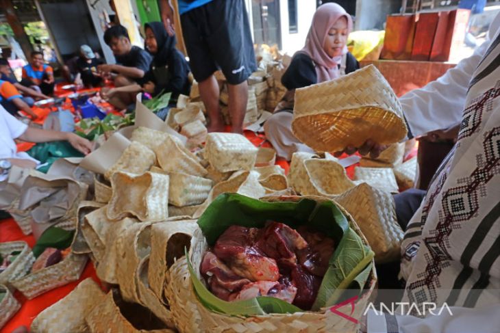 Pembagian daging kurban dengan besek bambu 