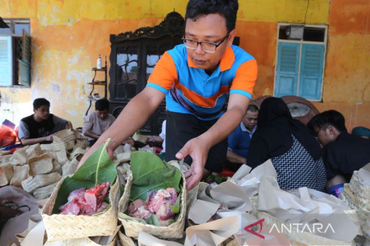 Pembagian daging kurban dengan besek bambu 