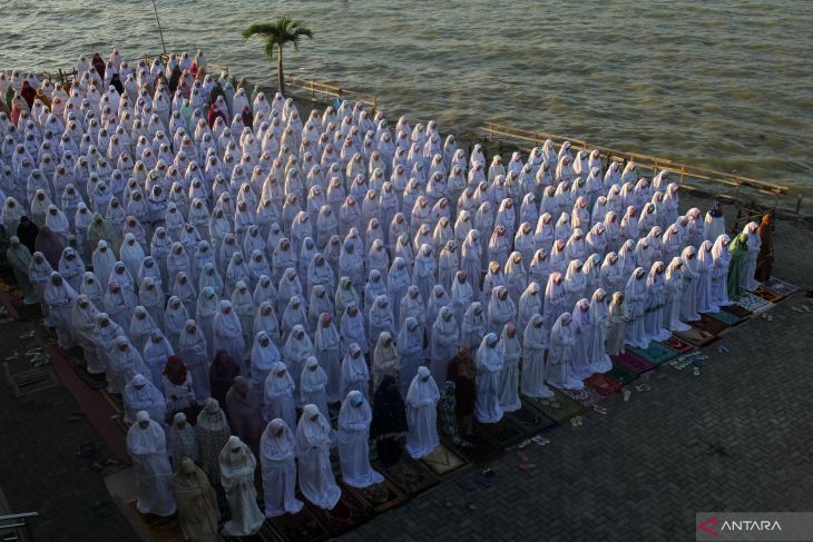 Shalat Idul Adha di pesisir Madura