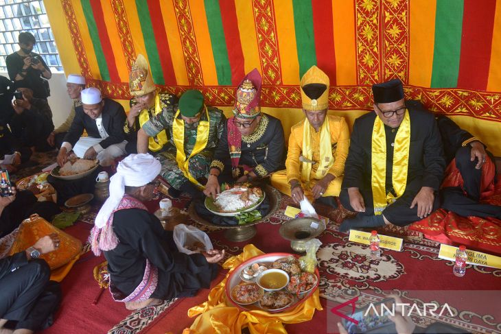 Tradisi adat seumeuleung Raja Daya Aceh