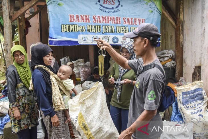 Bayar pajak kendaraan menggunakan sampah 