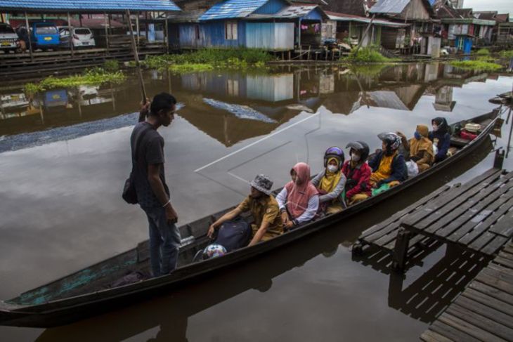 Guru Dan Murid Gunakan Perahu Ke Sekolah