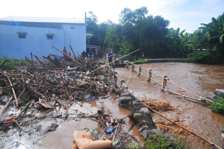 Banjir Akibat Sampah Menyumbat Sungai