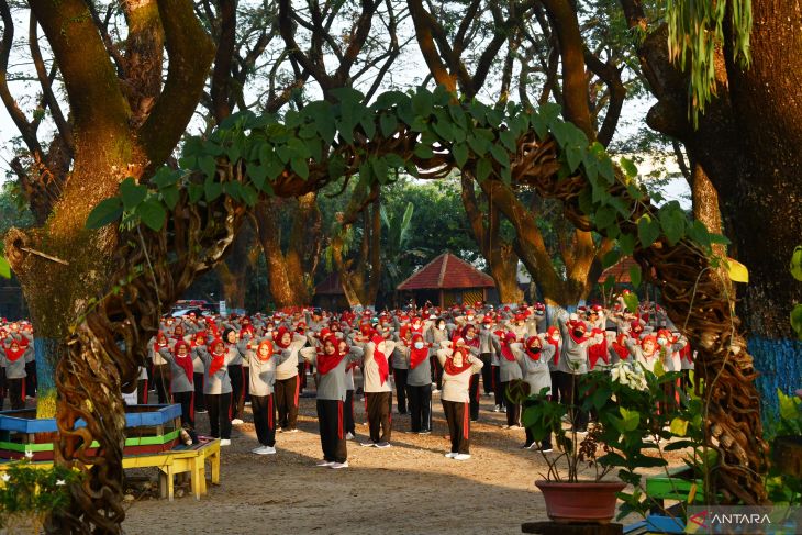 Senam Bersama Warga Lansia di Madiun