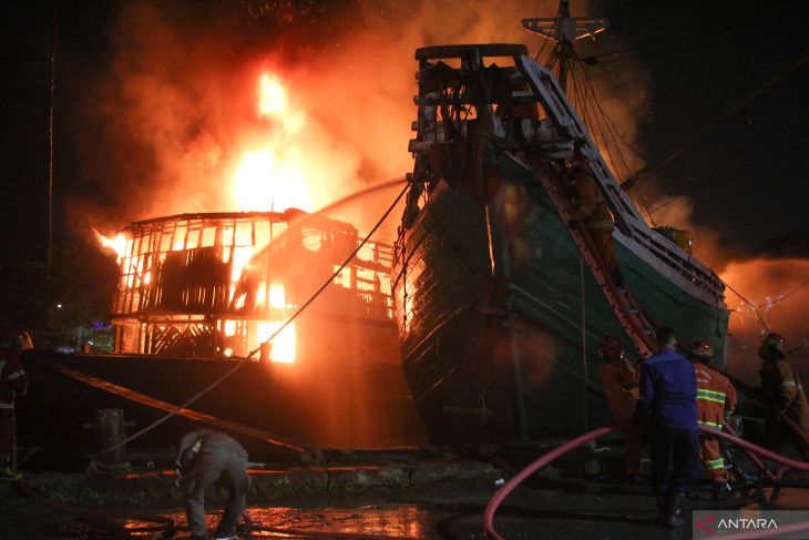 Kapal kargo terbakar di Pelabuhan Kalimas Surabaya
