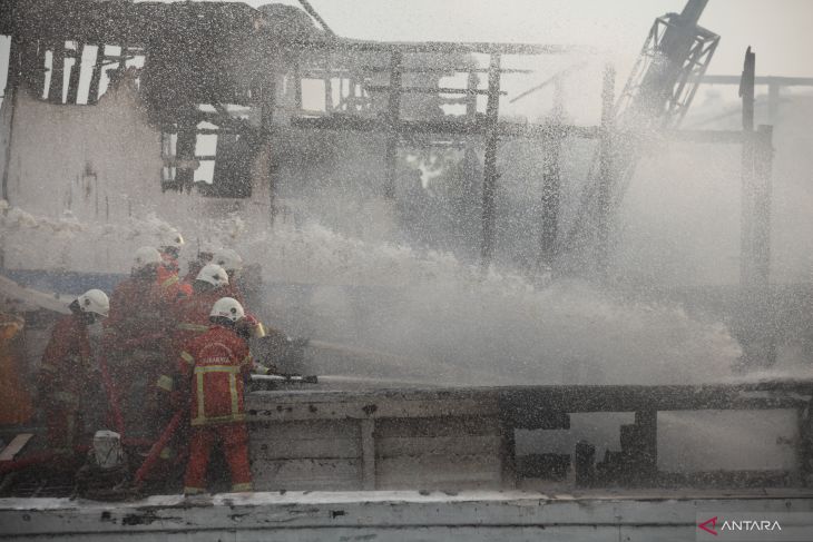 Kapal kargo terbakar di Pelabuhan Kalimas Surabaya