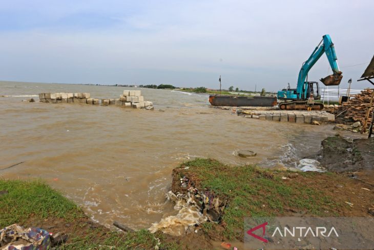 Penanganan abrasi pantai di Indramayu 