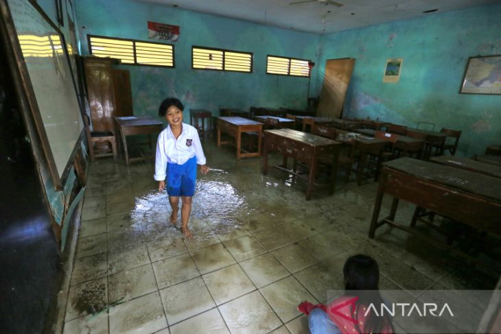Sekolah terendam banjir di Indramayu 