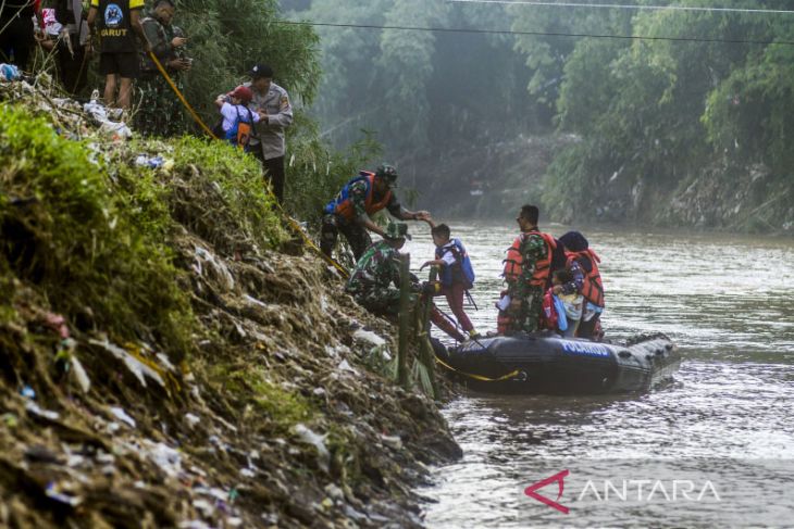 Akses penyeberangan warga terdampak banjir bandang di Garut 