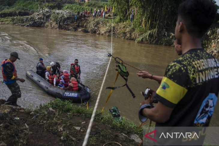 Akses penyeberangan warga terdampak banjir bandang di Garut 
