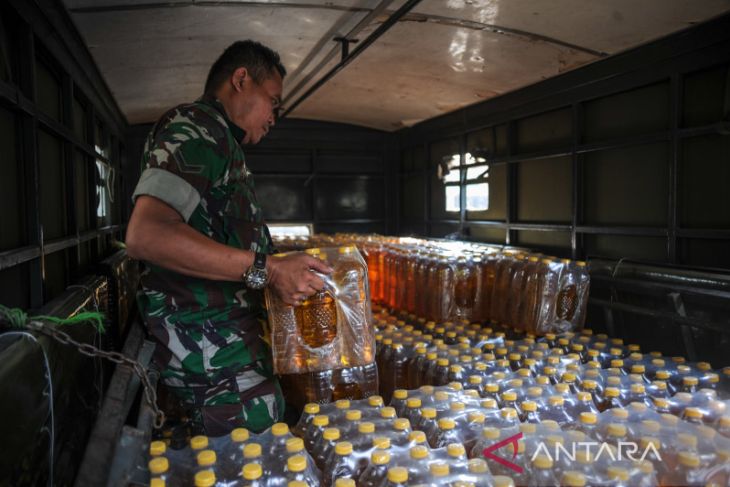 Distribusi minyak goreng murah di Bandung 