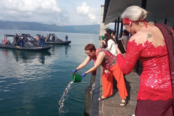 Delegasi Summit W20 tabur bibit ikan di Danau Toba