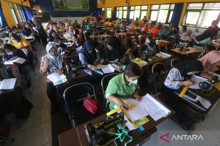 Pelatihan menjahit bagi ibu rumah tangga