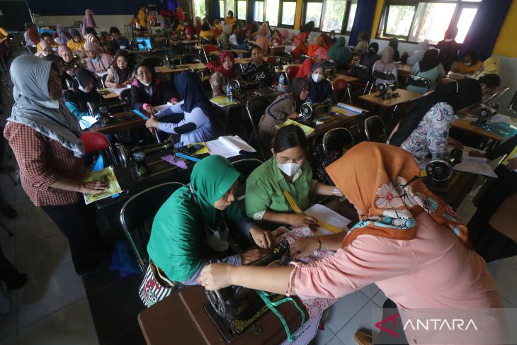 Pelatihan menjahit bagi ibu rumah tangga