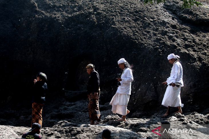 Napak tilas leluhur di Gua Selomangleng