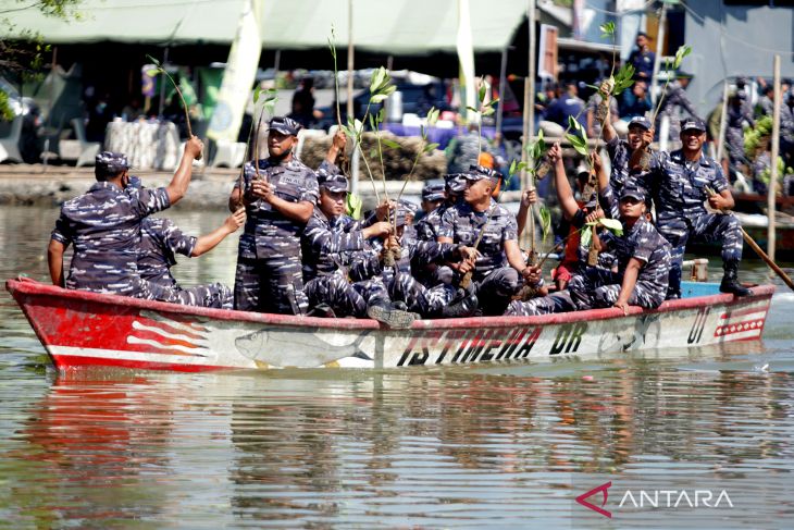 Puspenerbal tanam mangrove