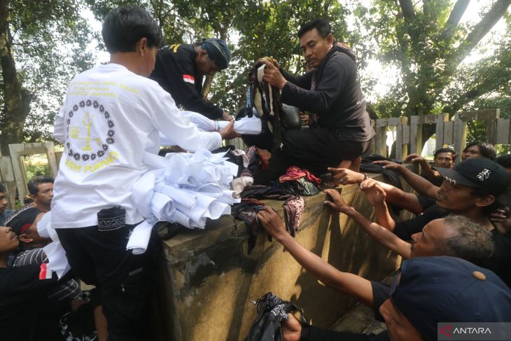 Pencucian batu manik petilasan Jayabaya