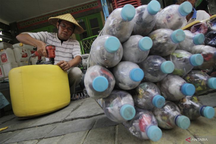 Pembuatan sofa ecobrick dari limbah botol plastik
