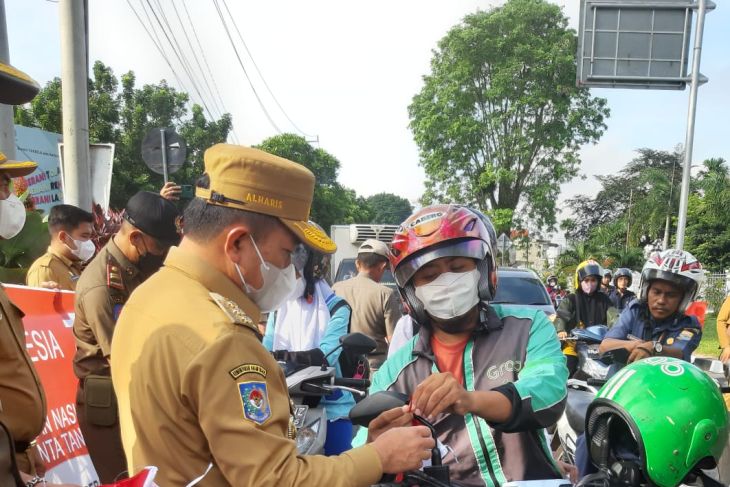 Gubernur Jambi bagikan Bendera Merah Putih kepada pengendara