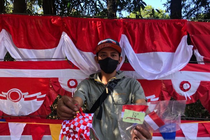 Denpasar kini banyak pedagang bendera merah putih