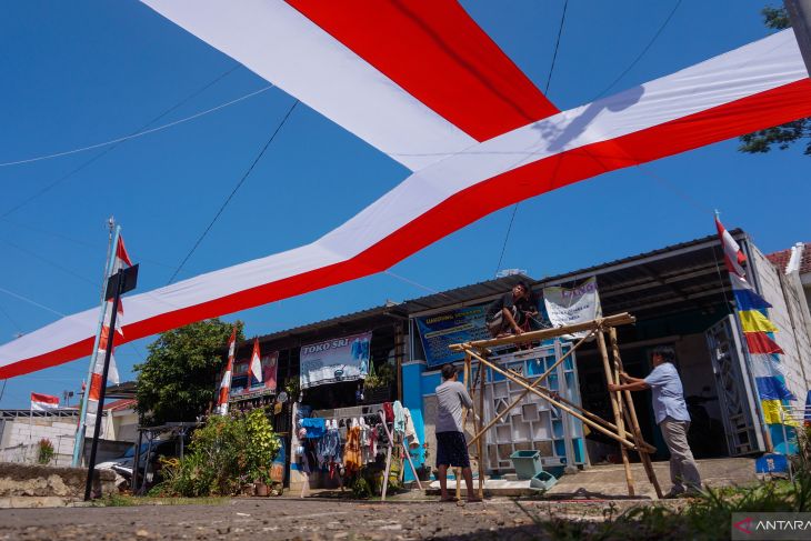 Pemasangan Kain Merah Putih Sambut Hut Kemerdekaan Ri