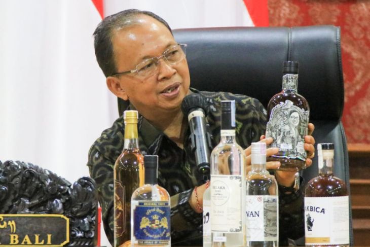 Gubernur Koster tekankan penggunaan aksara Bali pada kemasan produk arak