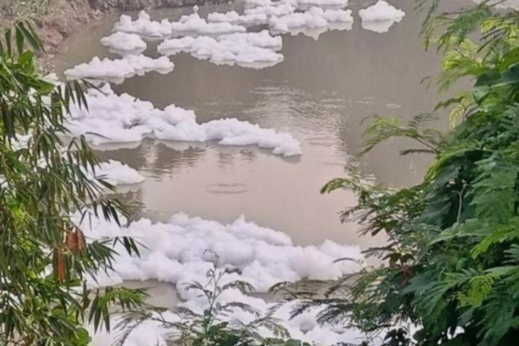 Dinas Lingkungan Hidup Bogor periksa air Sungai Cileungsi