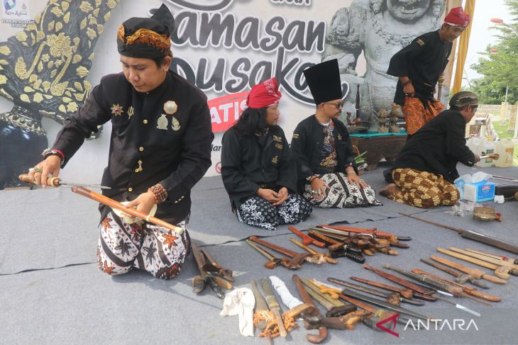 Jamasan pusaka di Kediri